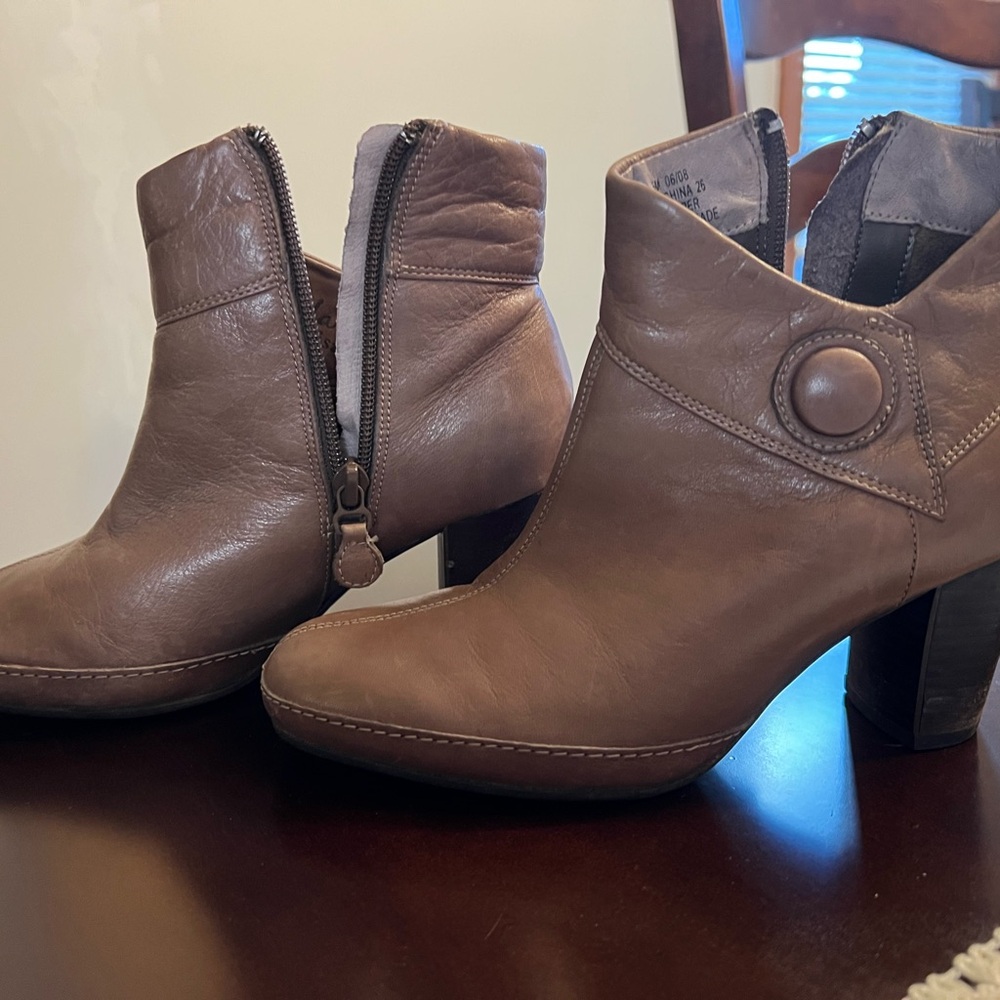 Clarks Artisan Brown High Heel Ankle Boots with Strap Buckle Women's 5 booties